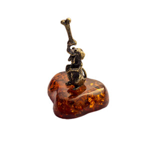 Сувенир «Собачка с косточкой» янтарь Литье бронза