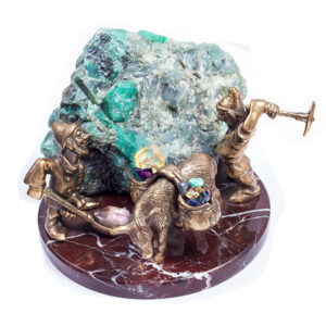 Фигурка «Гномы с ослом», камень берилл, 118 мм