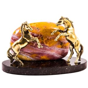 Фигура «Кони с яшмой», драгоценный камень Яшма, мрамор