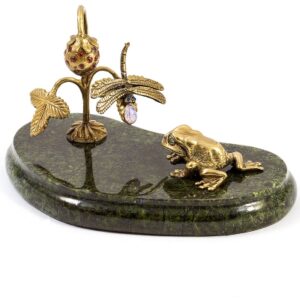 Фигура «Лягушка с земляникой», драгоценный камень Змеевик