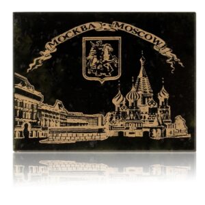 Сувенир — пластина на подставке с гравировкой Камень змеевик