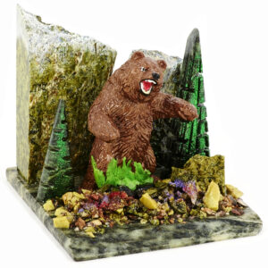 Композиция из камня «Медведь в ярости» Драгоценный камень змеевик, литьевой мрамор