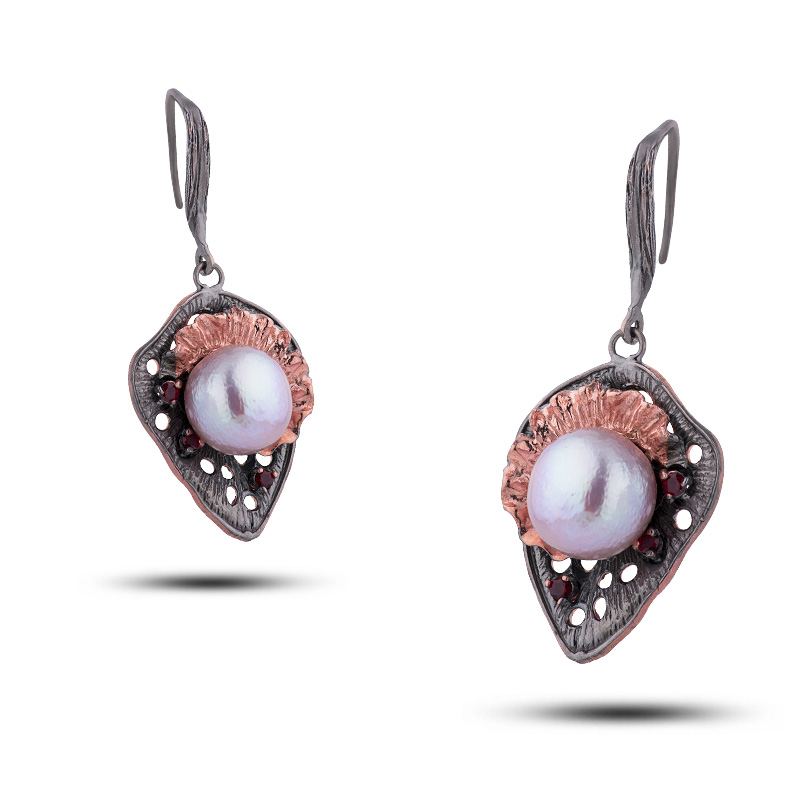 Серьги серебряные с камнями жемчуг и гранатами