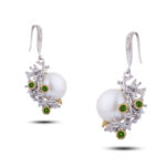 Серебряные серьги с белым жемчугом и цаворитами