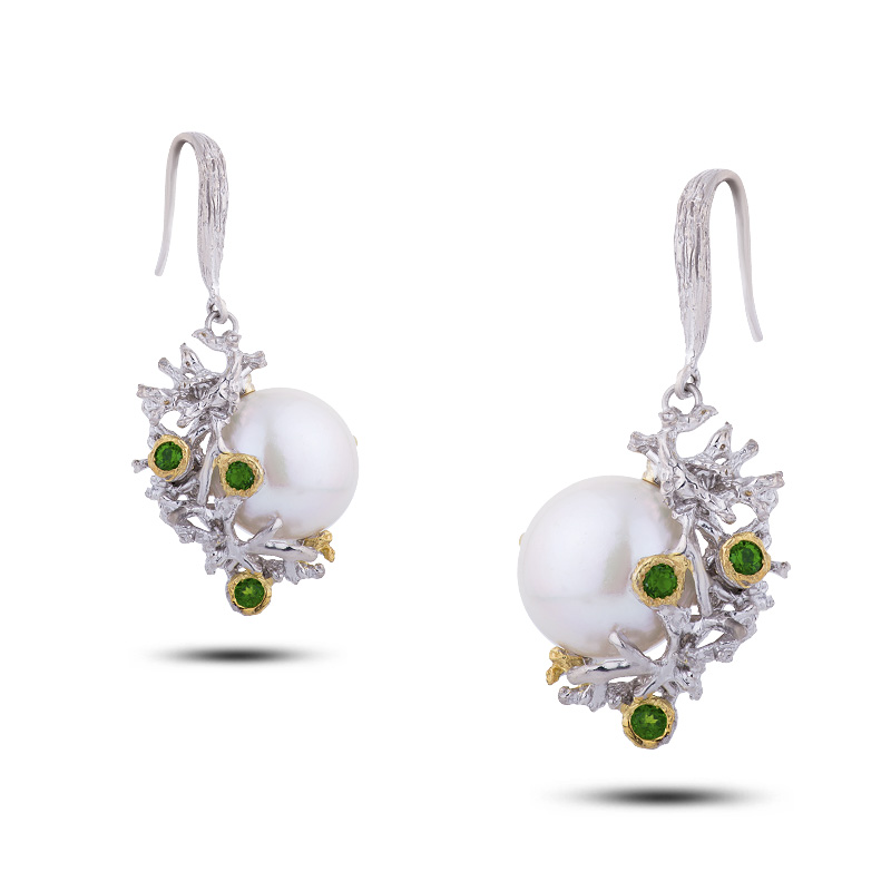 Серебряные серьги с белым жемчугом и цаворитами