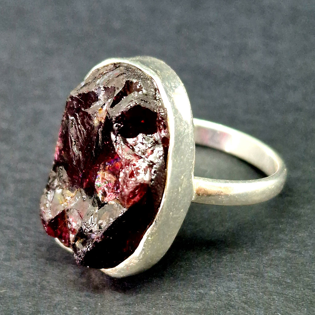 Кольцо НГ-12717, камень гранат, серебро, размер 17
