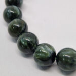 Браслет на резинке из камня клинохлор, Арт. НГ-13889