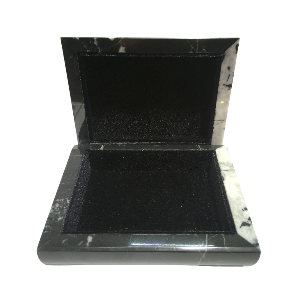 Открытая шкатулка из камня