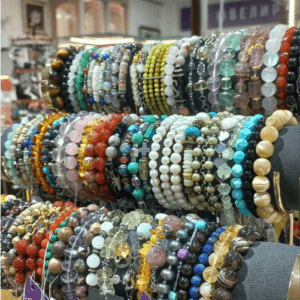 браслеты в ювелирном салоне