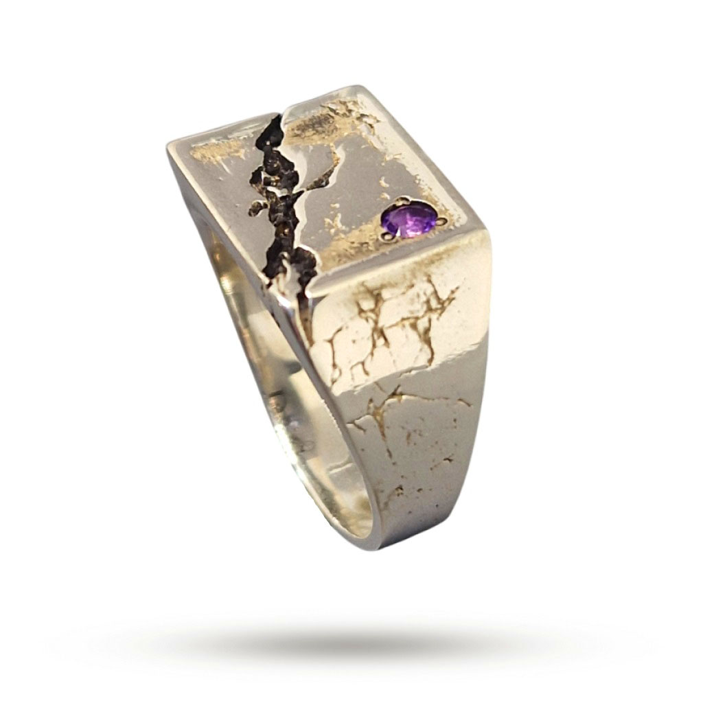 Кольцо из серебра с камнем аметист 0,06ct